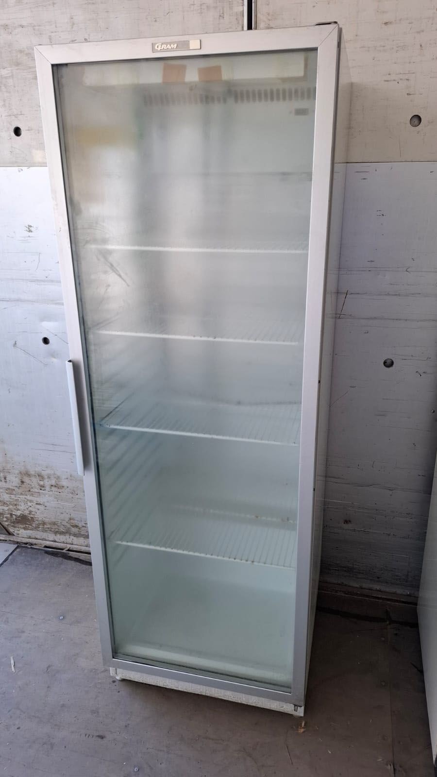 Klaasuksega külmkapp